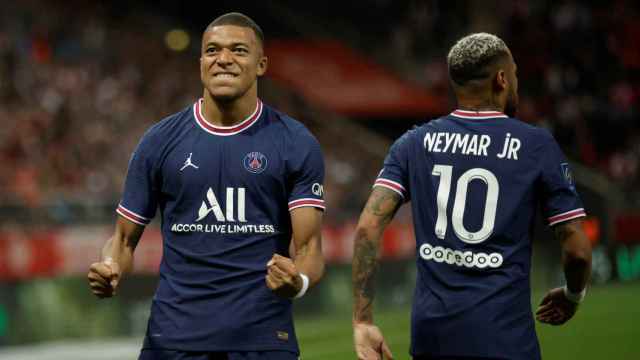 Mbappé celebra uno de sus goles junto a Neymar, en un partido del PSG / EFE