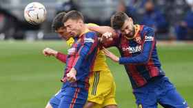 Piqué y Lenglet, defensas del Barça, en una acción contra el Cádiz / EFE