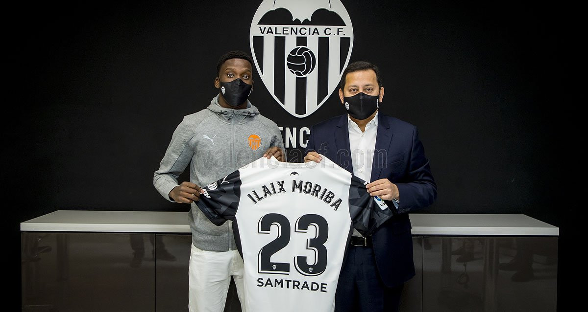 Ilaix Moriba ya posa con la camiseta del Valencia CF / VCF