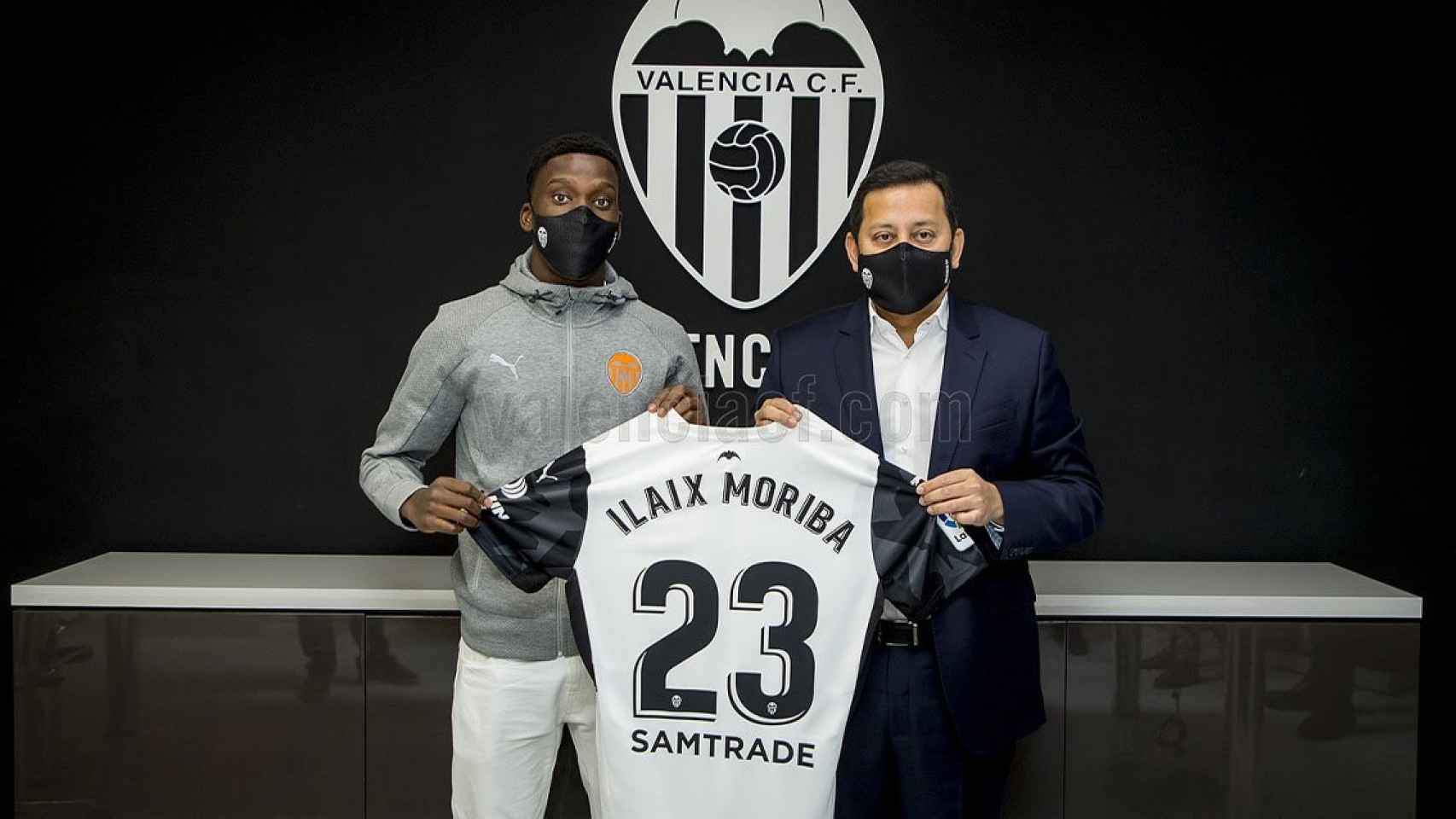 Ilaix Moriba ya posa con la camiseta del Valencia CF / VCF