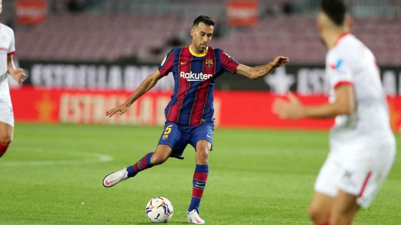 Sergio Busquets en el Camp Nou ante el Sevilla / FC BARCELONA