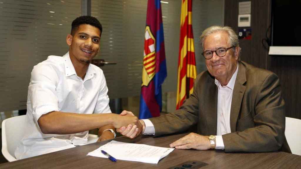 El directivo Silvio Elías da la bienvenida a Ronald Araújo al Barça | FCB