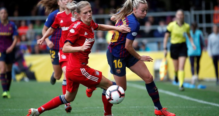 Toni Duggan supera a Magull en el partido del Barça contra el Bayern de Múnich / EFE