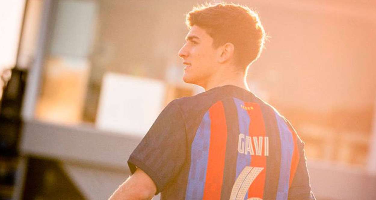 Gavi, luciendo el dorsal '6' por algunas semanas / FCB