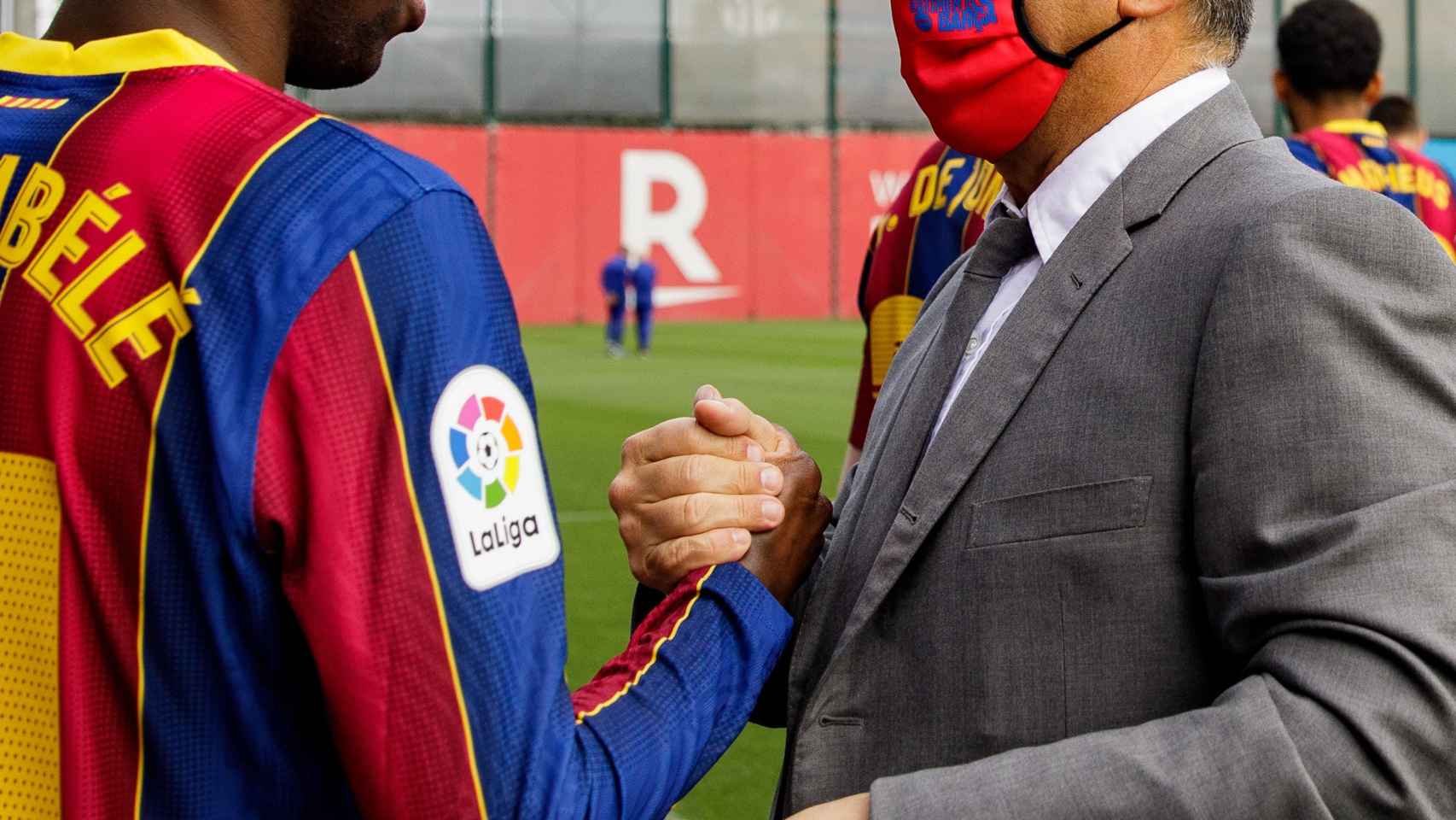 Laporta, saludando a Dembelé en un entrenamiento del curso 2020-21 / FCB