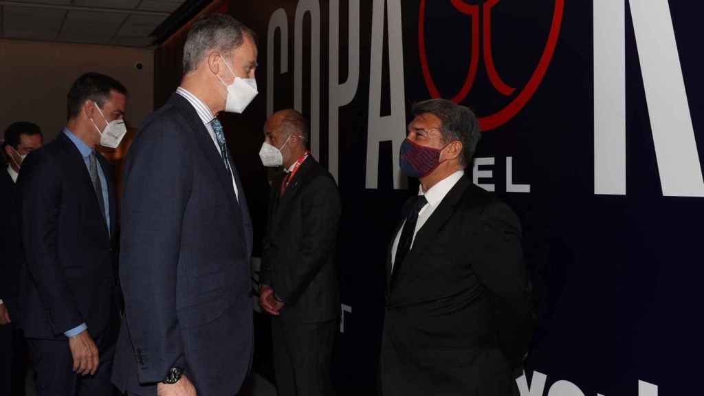 Joan Laporta con el Rey Felipe VI y el presidente del gobierno Pedro Sánchez en la final de la Copa / EFE