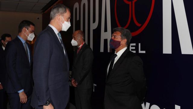 Joan Laporta con el Rey Felipe VI y el presidente del gobierno Pedro Sánchez en la final de la Copa / EFE