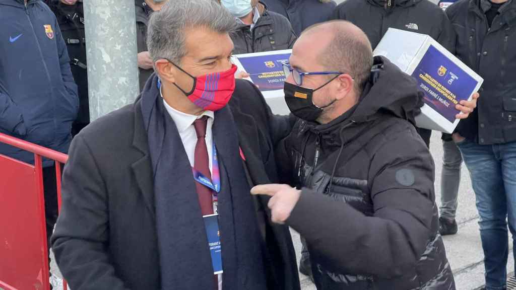 Joan Laporta y Jordi Farré saludándose delante de las oficinas del Barça / Redes