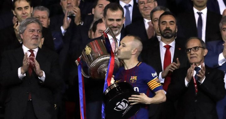 Andrés Iniesta levantando la Copa del Rey de la temporada 2017-2018 / EFE