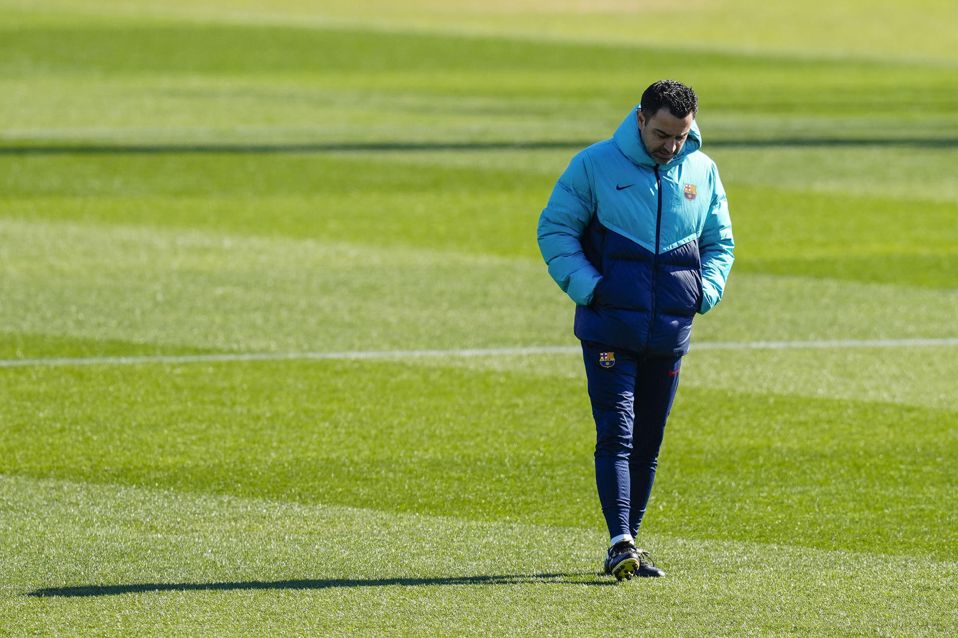 Xavi Hernández, en el entrenamiento del Barça, pendiente del estado físico de un crack del Barça / EFE