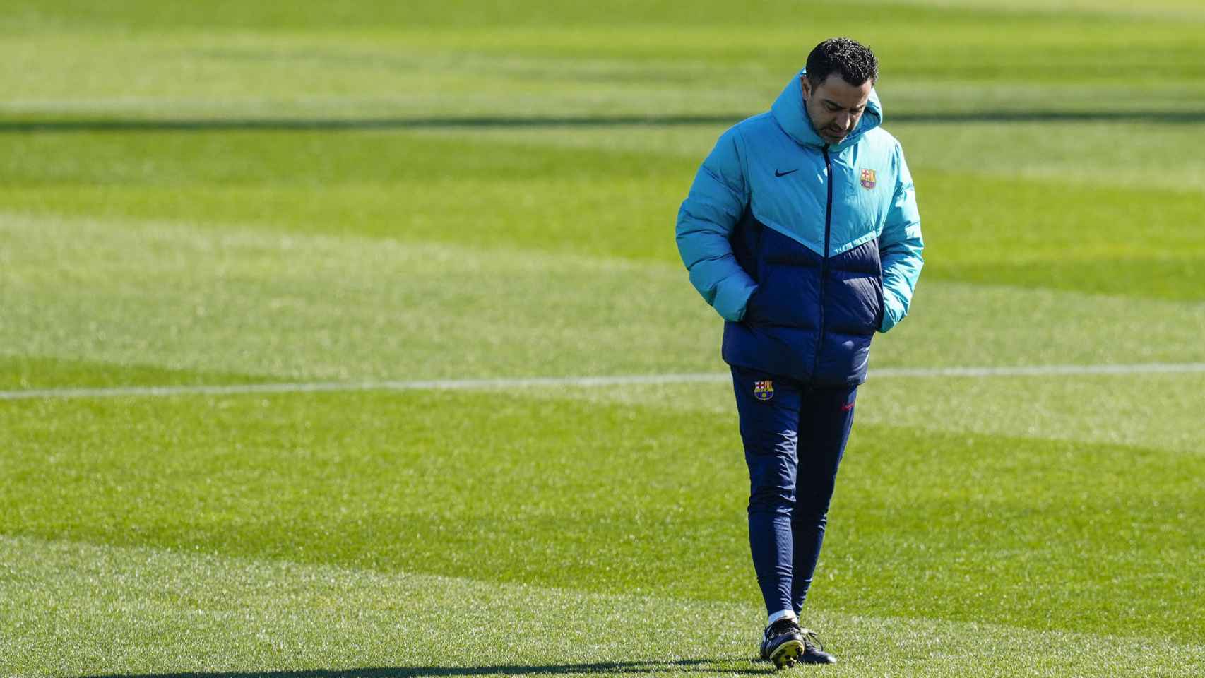 Xavi Hernández, en el entrenamiento del Barça, pendiente del estado físico de un crack del Barça / EFE