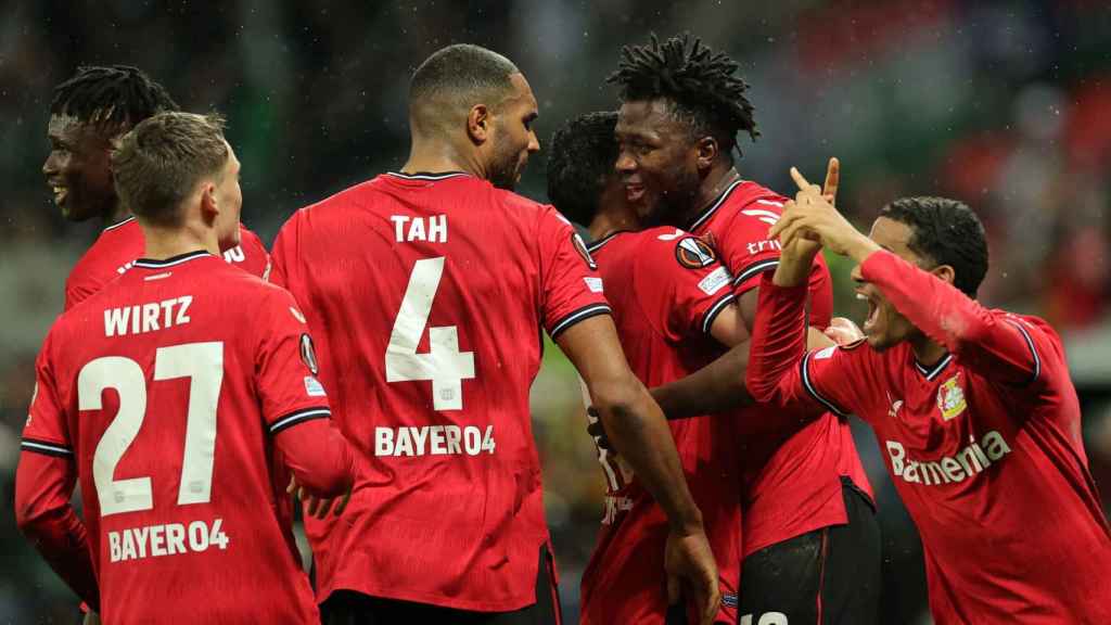 Florian Wirtz, apodado como el nuevo Messi, celebra junto a sus compañeros del Bayer Leverkusen / EFE