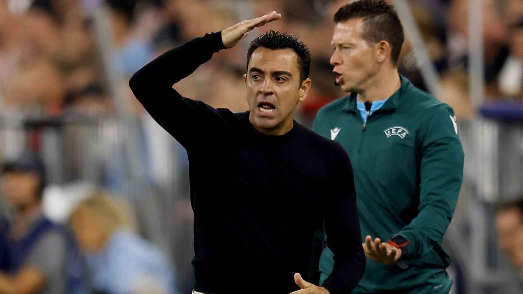 Xavi Hernández estalla, cabreado, en el Allianz Arena / EFE