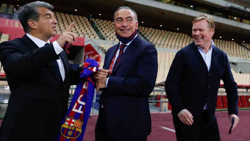 Joan Laporta, Rafa Yuste y Ronald Koeman posan tras ganar la Copa del Rey en Sevilla / RFEF