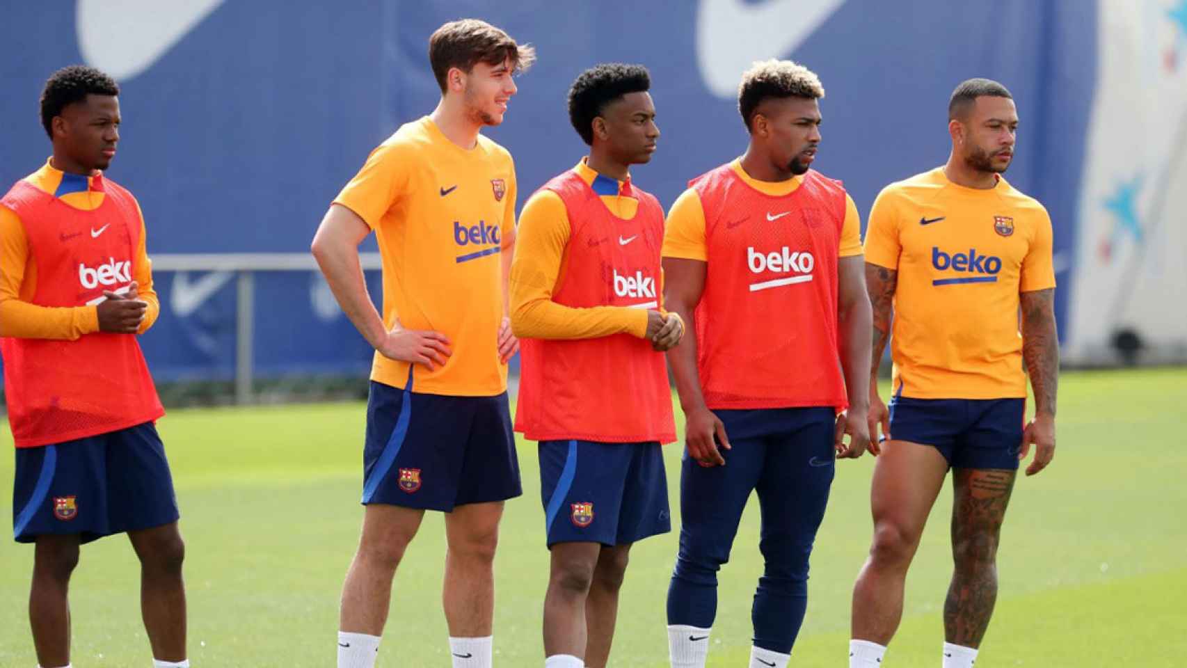 Ansu Fati, Nico, Alejandro Balde, Adama y Memphis Depay en un entrenamiento del Barça / FCB