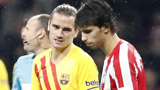 Antoine Griezmann y Joao Félix en un Atlético-Barça / EFE