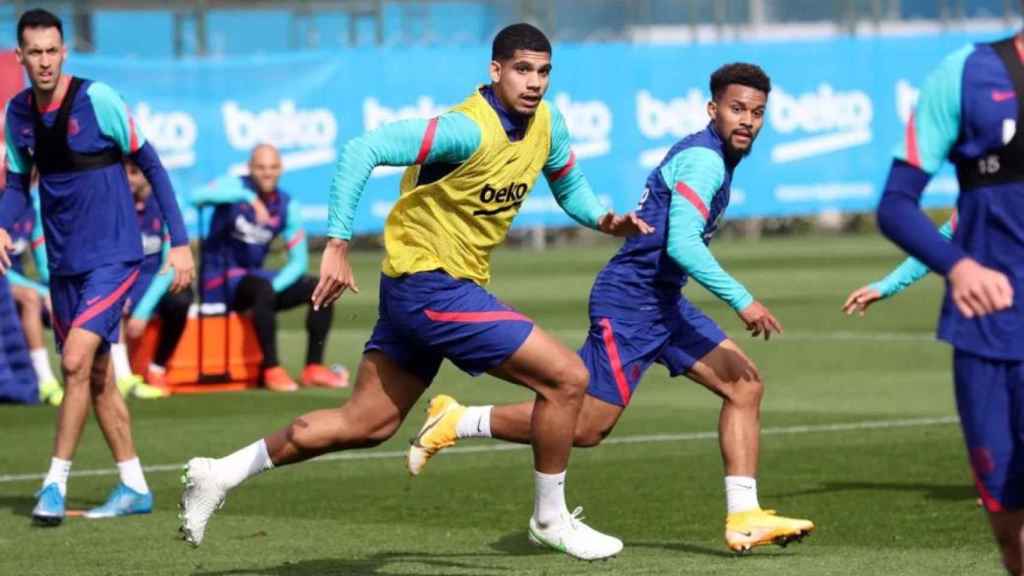 Ronald Araujo ha vuelto a los entrenamientos grupales tras su lesión en el tobillo / FCB