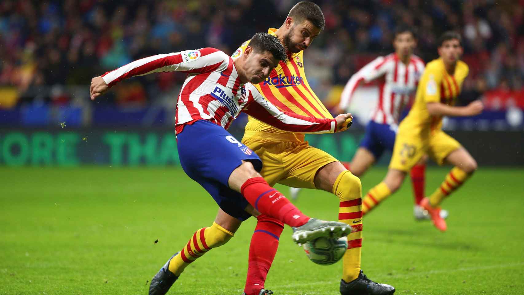 Gerard Piqué controlando a Morata en el Atlético-Barça / EFE