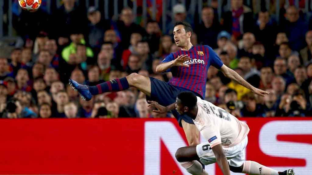 Sergio Busquets ante Paul Pogba en el partido contra el Manchester United EFE