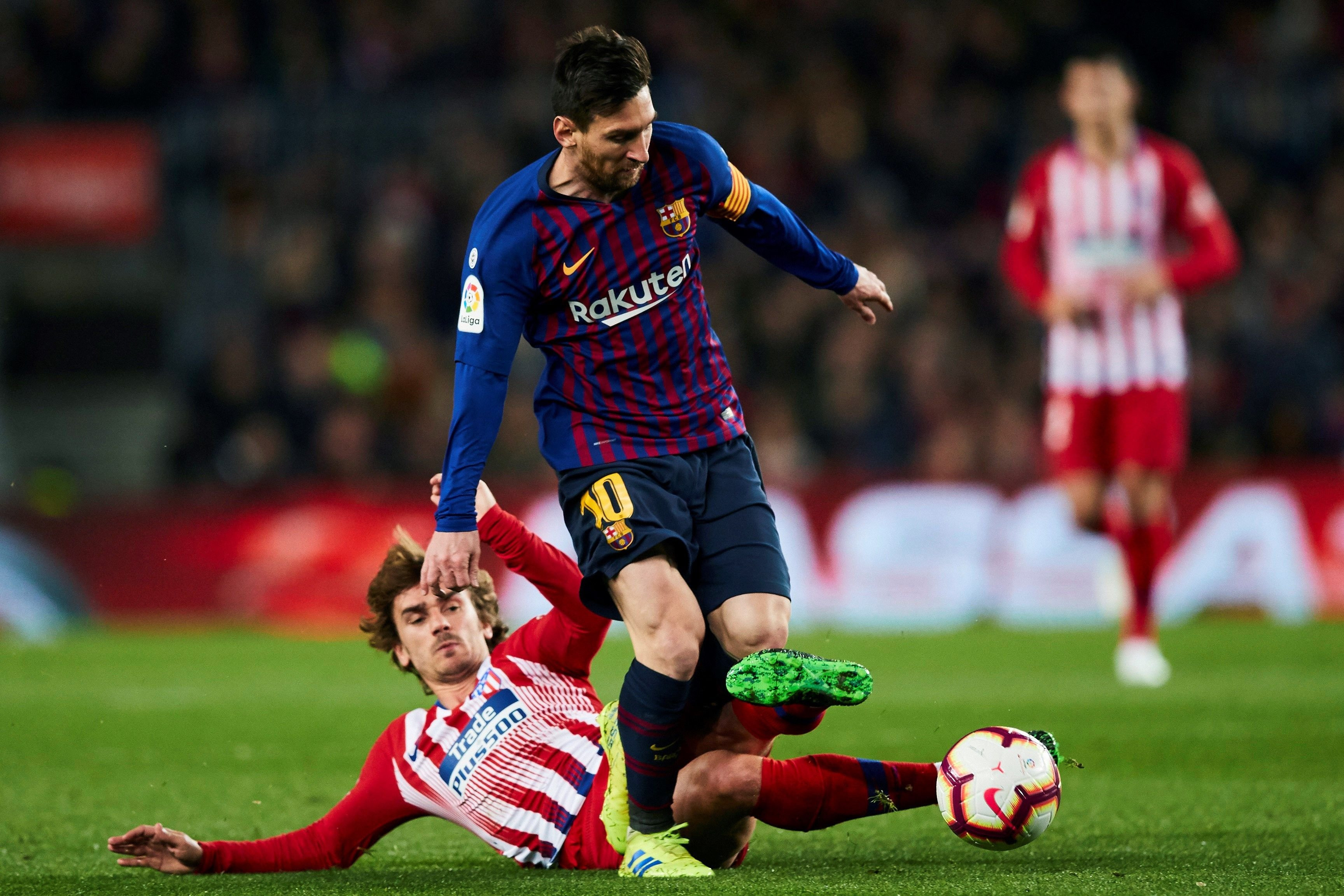 Antoine Griezmann intenta detener una cabalgada de Leo Messi / EFE