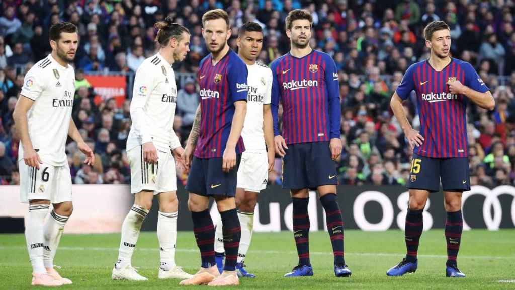 Rakitic, Piqué y Lenglet en una acción a balón parado en el último clásico contra el Real Madrid / EFE