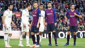 Rakitic, Piqué y Lenglet en una acción a balón parado en el último clásico contra el Real Madrid / EFE