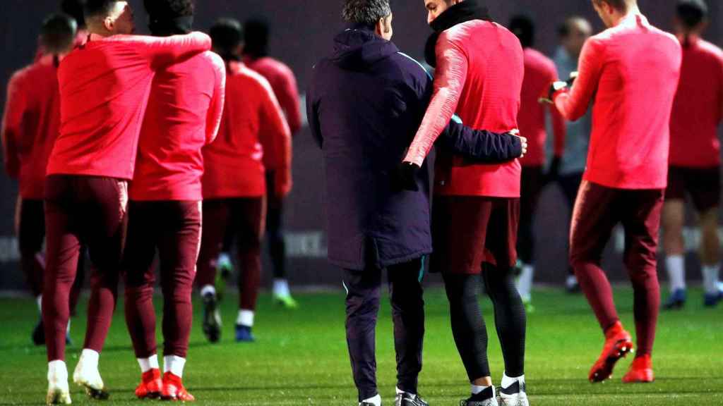 Valverde, con los jugadores del Barça en el entrenamiento previo al partido contra el Tottenam / EFE