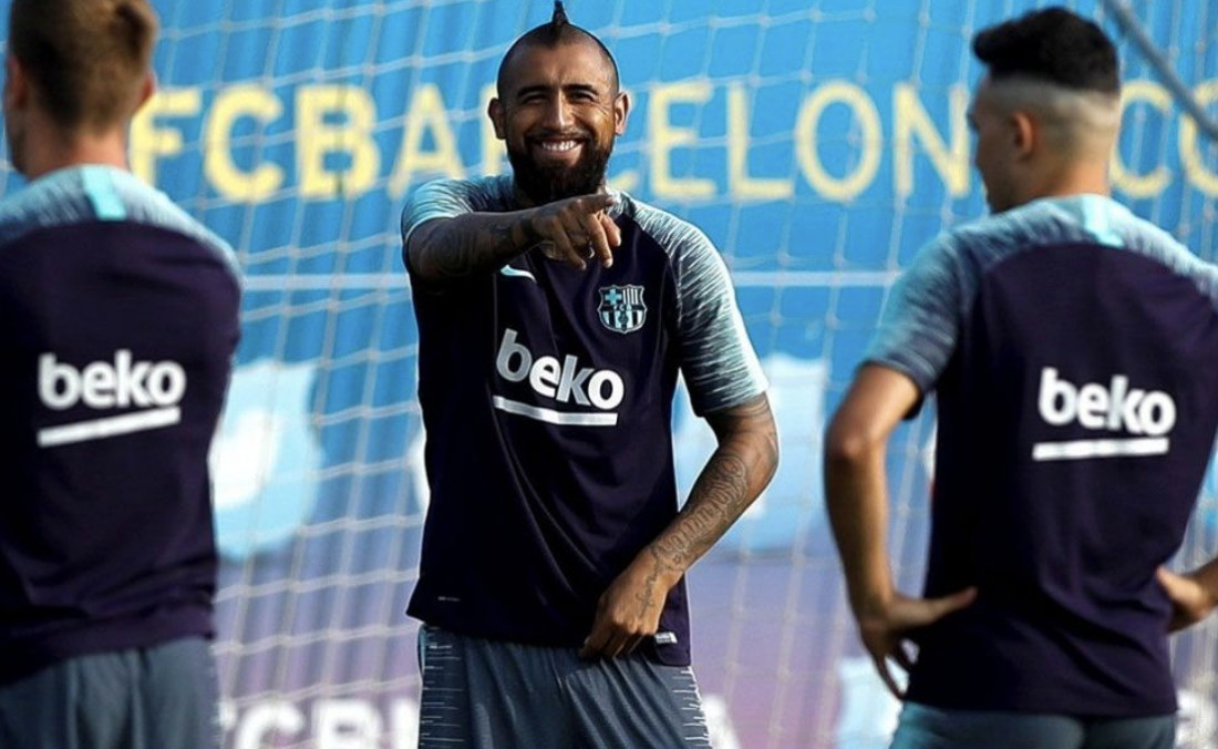 Arturo Vidal hace broma durante un entrenamiento del Barça / FCB