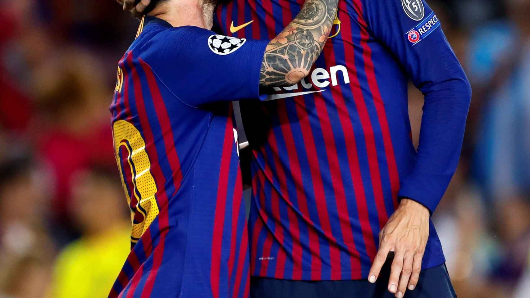 Piqué y Messi se saludan tras un partido / EFE