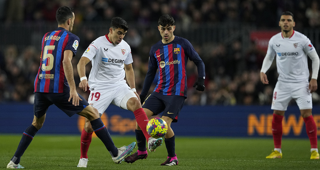 Sergio Busquets, segundos antes de marcharse por una lesión en el tobillo / EFE