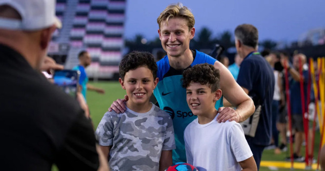 Frenkie de Jong, junto a dos aficionados culés, en el entrenamiento en Miami / FCB