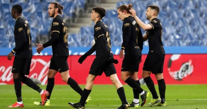 Antoine Griezmann con Jordi Alba, Pedri y Mingueza tras marcar en Anoeta / FCB