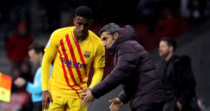 Ernesto Valverde dando órdenes a Junior Firpo / EFE