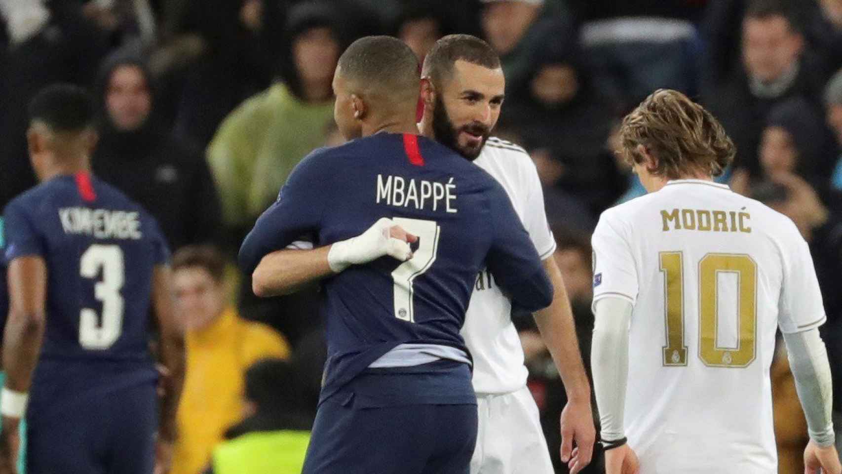 Benzema y Mbappé se saludan tras el Real Madrid PSG / EFE