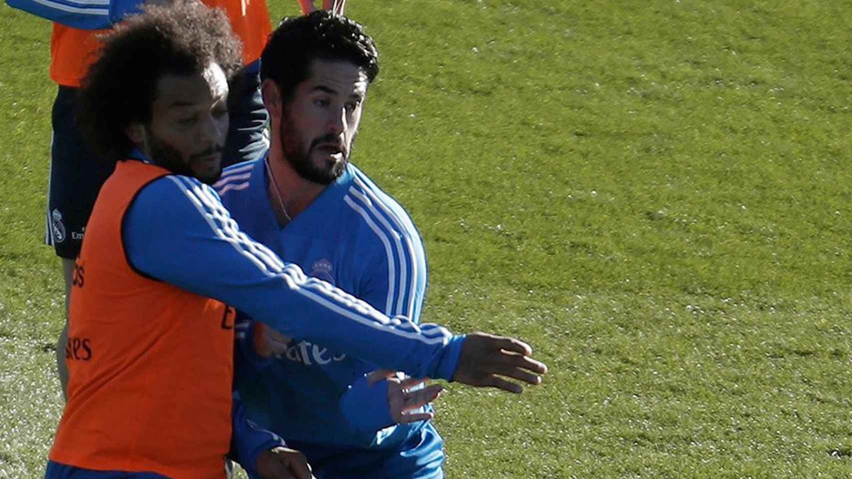 El defensa brasileño del Real Madrid Marcelo Vieira y el centrocampista Isco Alarcón durante el entrenamiento realizado hoy, último día de 2018, en las instalaciones de Valdebebas / EFE