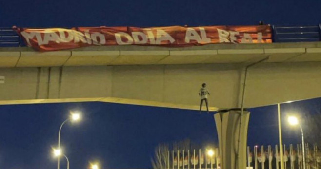 Un muñeco de Vinicius aparece ahorcado en un puente / REDES