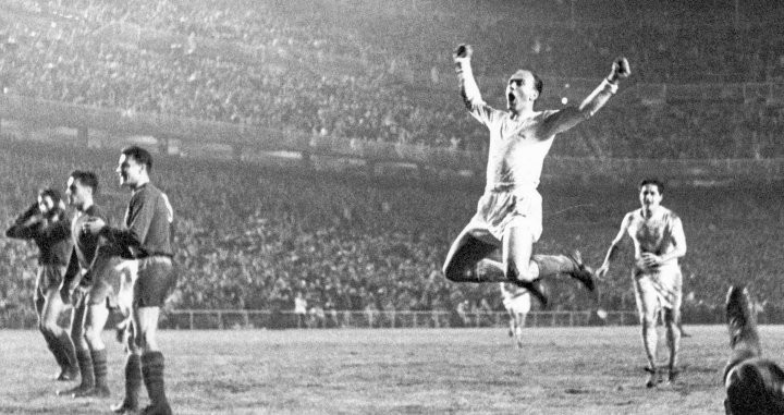 Una imagen de archivo de Alfredo Di Stéfano celebrando un tanto con el Real Madrid