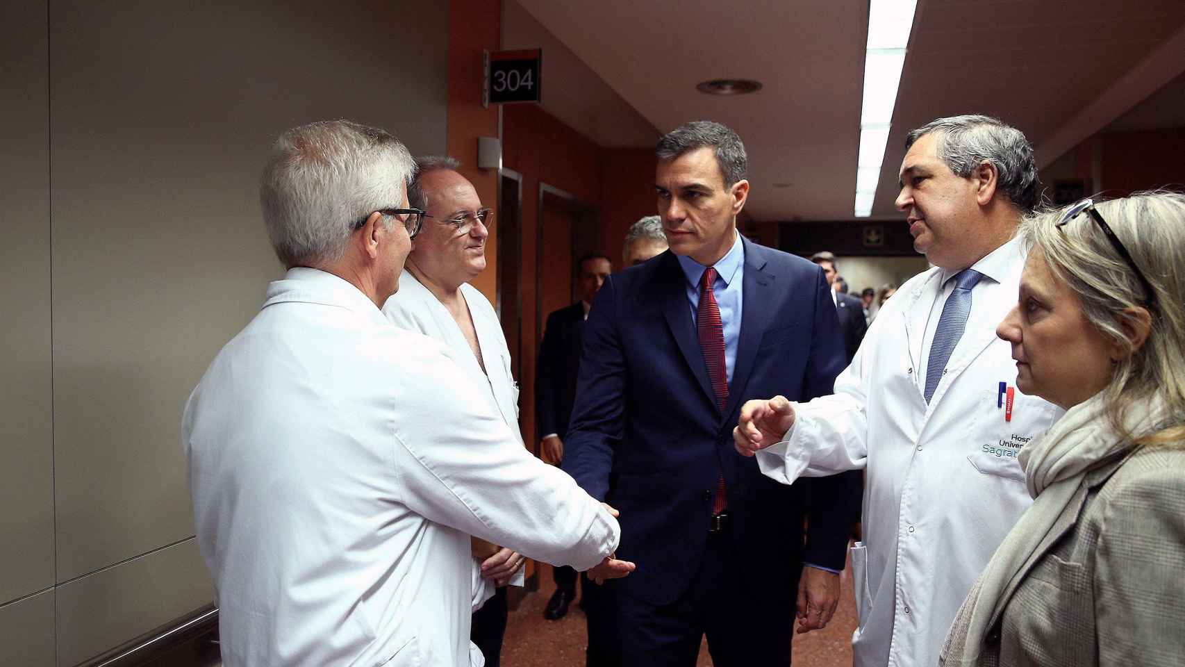 Pedro Sánchez durante su visita al hospital de Sant Pau el pasado lunes / EFE