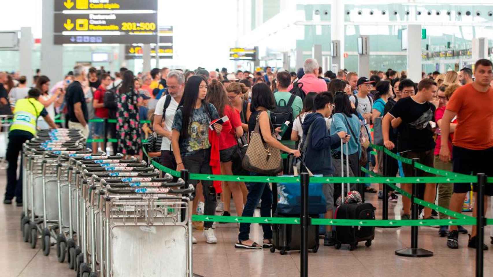 Colas en los controles de seguridad del aeropuerto de El Prat de Barcelona / EFE