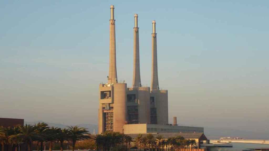 Las Tres Chimeneas es uno de los edificios más singulares de Cataluña / DESSAN - WIKIPEDIA COMMONS