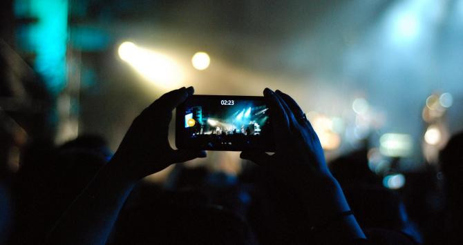 Un espectador graba el concierto al que ha asistido / CG