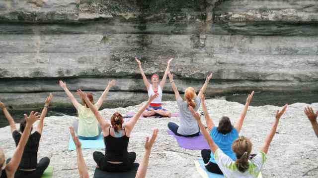 Mujeres practicando yoga / PIXABAY