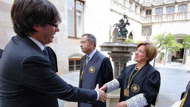Carles Puigdemont saluda a la jurista Margarida Gil, esposa de Jordi Janè / EFE