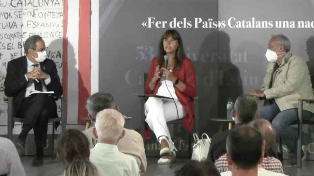 Quim Torra (d) y Laura Borràs (c) durante su intervención en la Universitat Catalana d'Estiu / CG