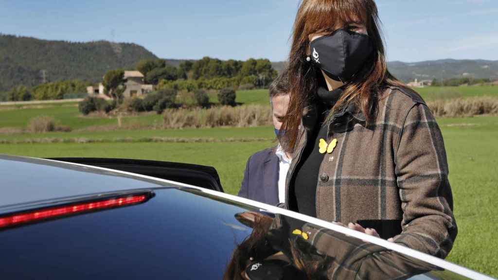 La presidenta del Parlament, Laura Borràs, yéndose del centro penitenciario de Lledoners tras visitar a los políticos presos del 'procés' / EFE