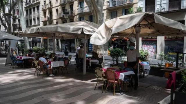 Terrazas en las Rambas antes de las restricciones del Govern / EFE