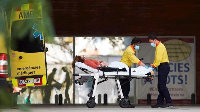 Dos técnicos de emergencias médicas ingresan a un enfermo en el Hospital de Bellvitge de Barcelona / EFE