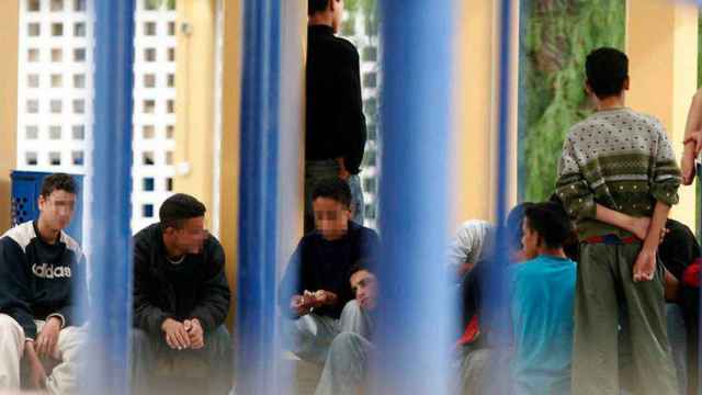 Menores ante un centro de acogida / EFE