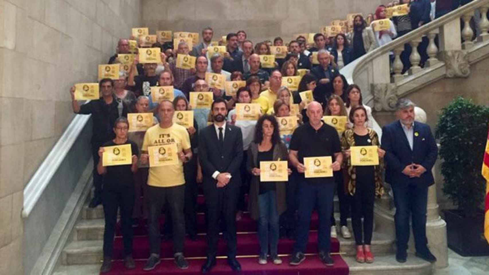 Concentración de trabajadores y diputados en protesta por la sentencia, con el presidente del Parlament al frente, Roger Torrent / CG