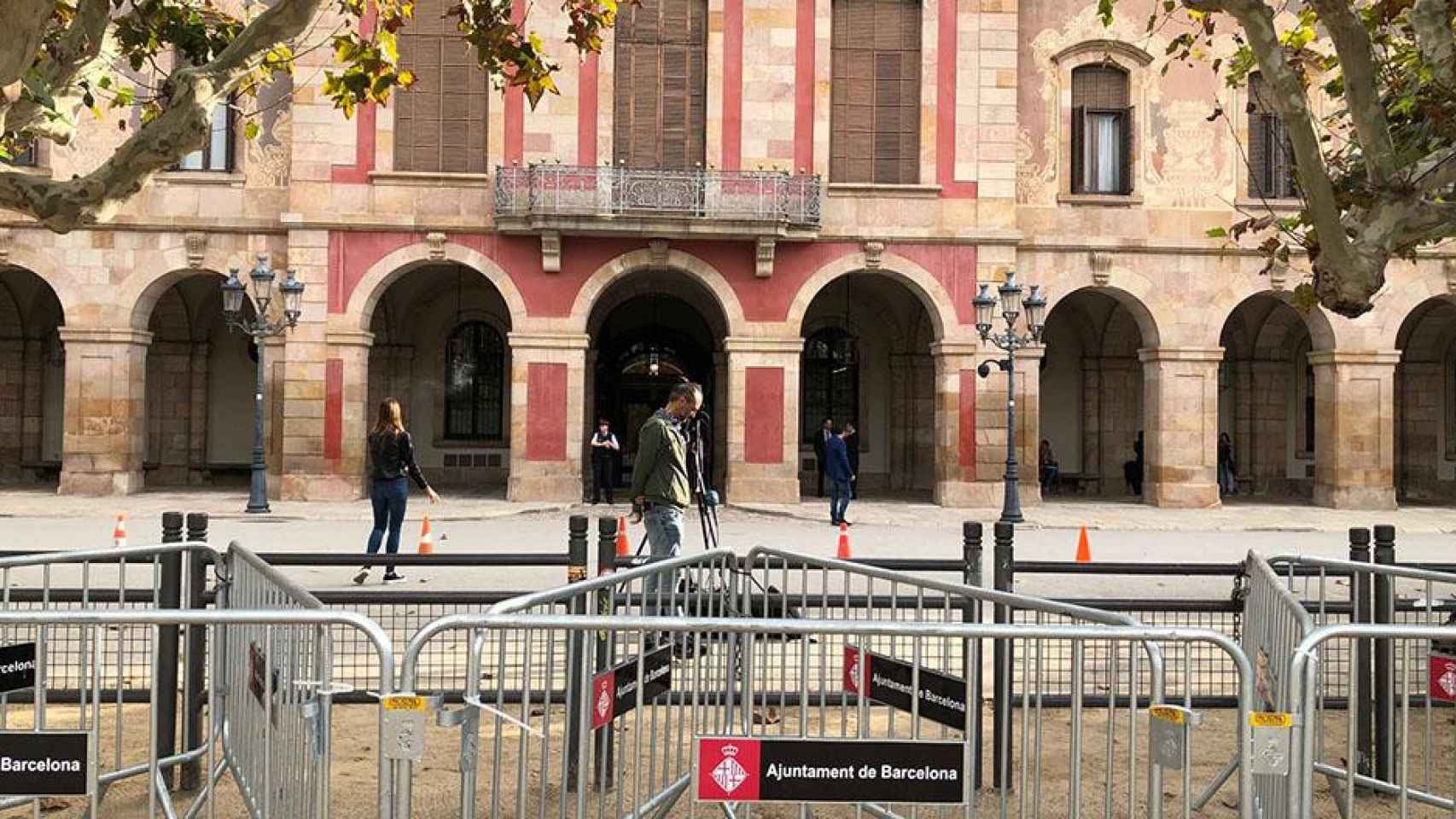 Vallas de seguridad ante la sede del Parlament / CG